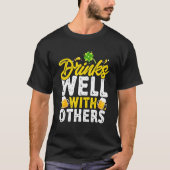 St Patricks Day - Drinks Well With Others T-shirt (Voorkant)