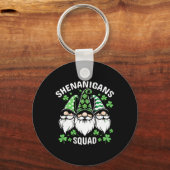 St Patricks Day Gnomes Shenanigans Squad 2024 Mann Sleutelhanger (Voorkant)