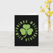 St. Patricks Day Grappig Gezegde Quote Drink goed Kaart (Gele Bloem)