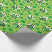 St Patrick's Day Green Beer Pattern Cadeaupapier (Hoek)