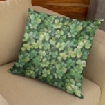 St. Patrick's Day Green Clover Kussen<br><div class="desc">Dit ontwerp kan op het gebied worden gepersonaliseerd dat door de foto en/of tekst te veranderen wordt verstrekt. Of het kan worden aangepast door te klikken deze Sjabloon personaliseert en dan de klik te kiezen om verdere optie aan te passen en de kleur van de achtergrond te schrappen of te...</div>
