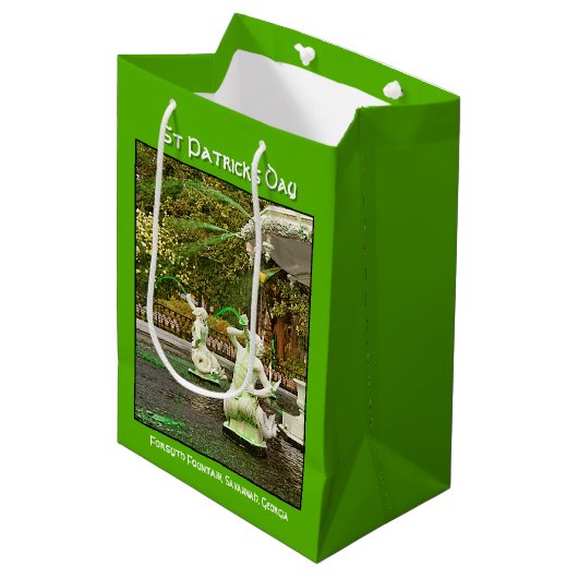 St Patrick's Day Green Forsyth Fountain Foto Medium Cadeauzakje (Voorkant Gekanteld)