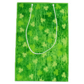 St Patrick's Day Green Shamrock Pattern Gift Bag Medium Cadeauzakje (Achterkant)