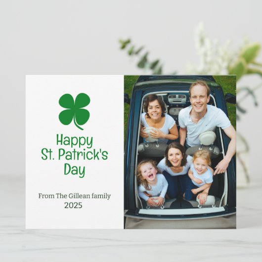 St. Patrick's Day Green Shamrocks familiefoto Feestdagenkaart (Staand voorkant)