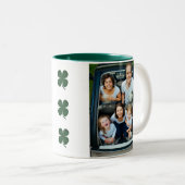St. Patrick's Day Green Shamrocks familiefoto Tweekleurige Koffiemok (Voorkant rechts)