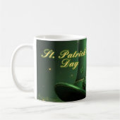 St. Patrick's Day-hoed en shamrock-ontwerp Koffiemok (Links)