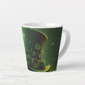 St. Patrick's Day-hoed en shamrock-ontwerp Latte Mok (Rechterhoek)