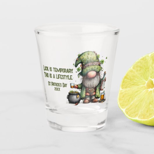 St. Patrick's Day Kabouter Illustratie met Klaver Shot Glas (Voorkant)