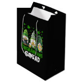 St. Patrick's Day Kabouter Shenanigans Squad Heili Medium Cadeauzakje (Voorkant Gekanteld)