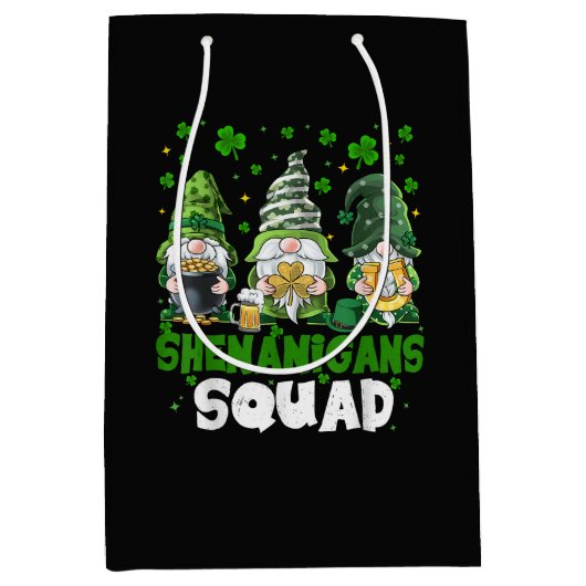 St. Patrick's Day Kabouter Shenanigans Squad Heili Medium Cadeauzakje (Voorkant)