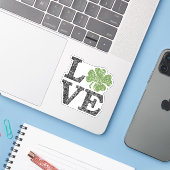 St. Patricks Day LOVE met shamrock Sticker (Laptop met iPhone)