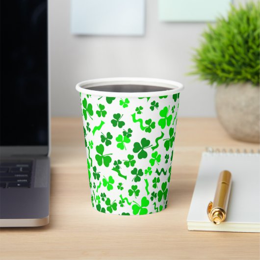 St Patrick's Day Lucky Shamrocks Confetti Pattern Papieren Bekers (Insitu)