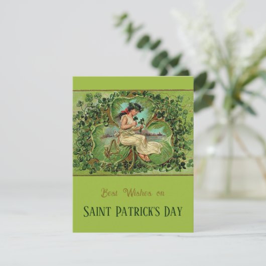 St. Patrick's Day  Meisje met Shamrocks Feestdagenkaart (Staand voorkant)