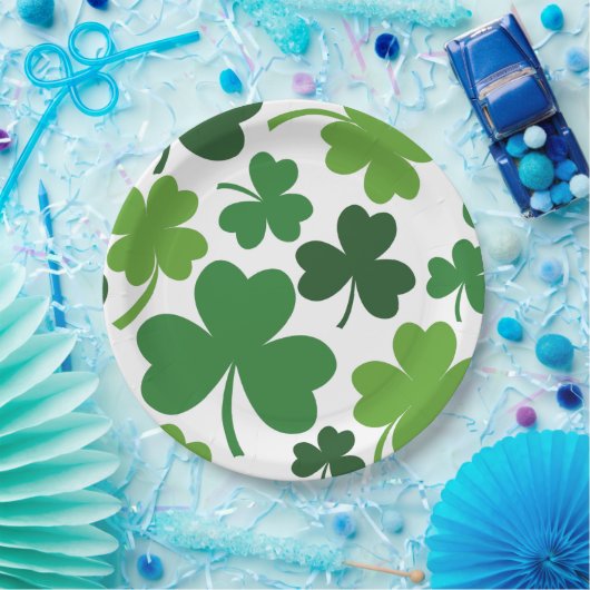 St. Patrick's Day met Shamrock-klaver op groene Pa Papieren Bordje (Feest)