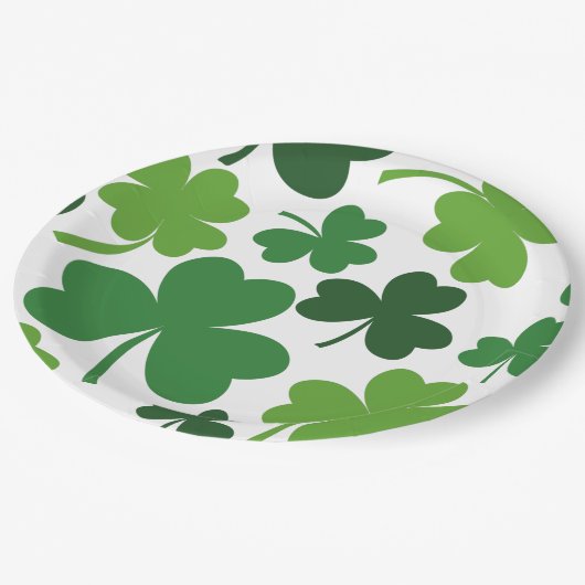 St. Patrick's Day met Shamrock-klaver op groene Pa Papieren Bordje (Gekanteld)