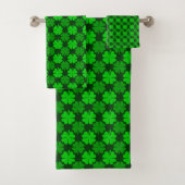 St. Patrick's Day Shamrock Pattern Bad Handdoek (Insitu)