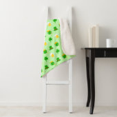 St. Patrick's Day Shamrock Pot van Gouden Keltisch Sherpa Deken (In situ)