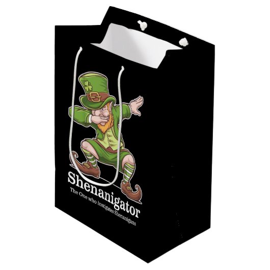 St. Patrick's Day Shenanigator Dabbing Leprechaun Medium Cadeauzakje (Voorkant Gekanteld)