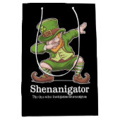 St. Patrick's Day Shenanigator Dabbing Leprechaun Medium Cadeauzakje (Voorkant)