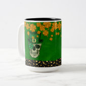 St. Patrick's Day-thema met schedel en shamrock Tweekleurige Koffiemok (Voorkant links)