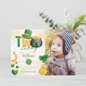 St Patricks Day TWO Lucky 2e verjaardag Uitnodigin Kaart (Staand voorkant)