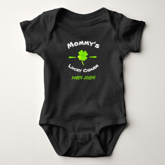 St. Patrick's Day Uitgegeven Moeder's Lucky Charm Romper (Voorkant)