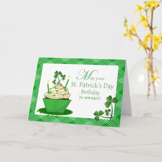 St. Patrick's Day Verjaardag met cupcake Kaart (Gele Bloem)