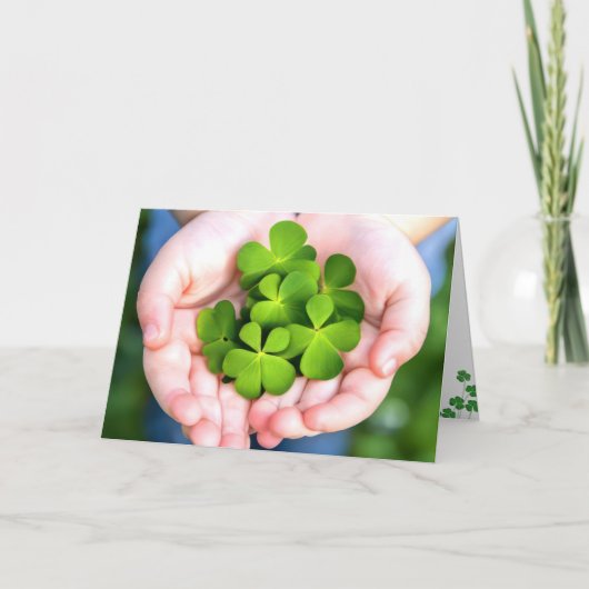 St. Patrick's Day Vierbladige klavers in de hand Feestdagen Kaart (Voorkant)
