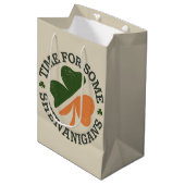 St. Patrick's time for some Shenanigans Clover Medium Cadeauzakje (Voorkant Gekanteld)