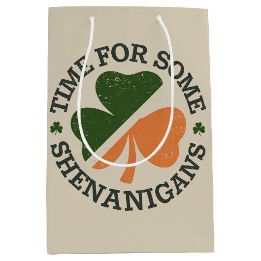 St. Patrick's time for some Shenanigans Clover Medium Cadeauzakje (Voorkant)