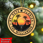 St. Pete Beach Florida Retro Sunset Palm Tree 80s Keramisch Ornament<br><div class="desc">St. Pete Beach Florida Vintage 60s Souvenirs. St. Pete Beach Florida - Retro Tropical Palm Tree 60s Souvenirs ontwerp maakt een geweldig kerst- of verjaardagscadeau voor fans van St. Pete Beach strand. Het retro zomerse vibe ontwerp is een perfect cadeau voor reisliefhebbers en tropische bestemmingsfans. - U kunt deze sjabloon...</div>