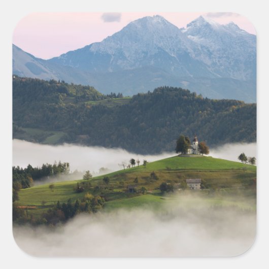 St. Thomas kerk en bergen, Slovenië sticker (Voorkant)