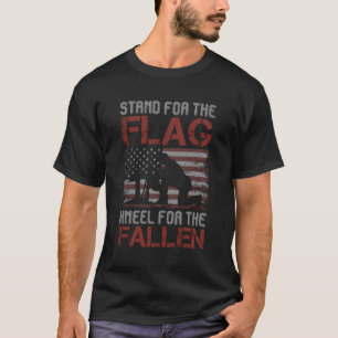Sta voor de vlag Kniel voor de gevallen helden Mem T-shirt