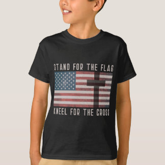 Sta voor de vlag Kniel voor het kruis in Amerika T-shirt