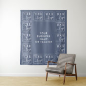 Staalblauwe achtergrond met uw logo en tekst wandkleed (In situ)