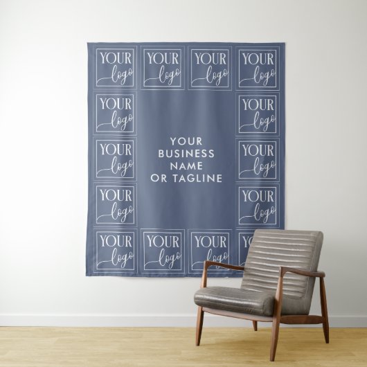 Staalblauwe achtergrond met uw logo en tekst wandkleed (In situ)