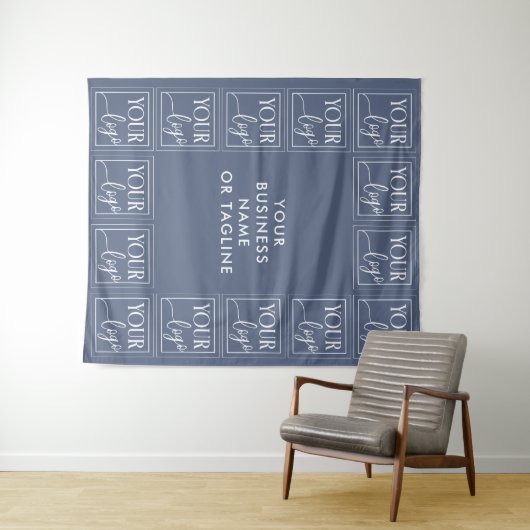 Staalblauwe achtergrond met uw logo en tekst wandkleed (In Situ (horizontaal))