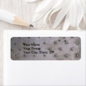 Staalplaatmetaal met klinknagels dat vies is etiket (Insitu)