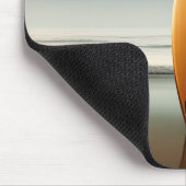 Staande houten surfplank in nat zand muismat (Hoek)