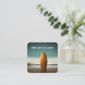 Staande houten surfplank op Ocean Beach Vierkante Visitekaartje (Staand voorkant)