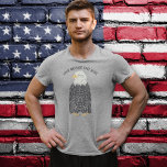 Staande kale adelaar illustratie aangepaste berich t-shirt<br><div class="desc">Bevat een illustratie van een Amerikaanse zeearend in staande of zittende positie met uw eigen aangepaste bericht hierboven.</div>