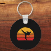 Staande Karate Trap Kick 80's Sun Stijl Grafisch Sleutelhanger (Voorkant)