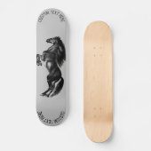 Staande Paard Skateboard met Aangepaste Tekst (Voorkant)