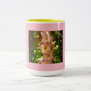 Staande roze bloem bloeit tweekleurige koffiemok