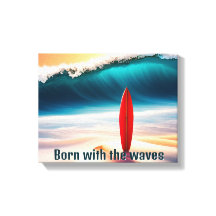 Staande surfplank in strandzand