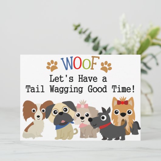 Staart kwispelende hond verjaardag uitnodiging (Staand voorkant)