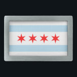 Stad Chicago Flag Souvenir Gesp<br><div class="desc">Rechthoekig ontwerp gebaseerd op de vlag van Chicago met witte,  lichtblauwe strepen en rode sterren. Als u een gepersonaliseerd tekstbericht wilt toevoegen,  kunt u de kleuren matchen met de codes FF0000 voor rood,  B3DDF2 voor lichtblauw of zelfs wit. Creëer een cadeau voor een van de bruidsjonkers op je bruiloft.</div>