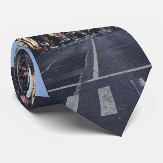 Stad dacht, voetgangers gebruiken een wandeling op stropdas (Opgerold)