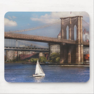 Stad - NY - Zeilen onder de Brooklyn Bridge Muismat