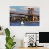 Stad - NY - Zeilen onder de Brooklyn Bridge Poster (Thuiskantoor)